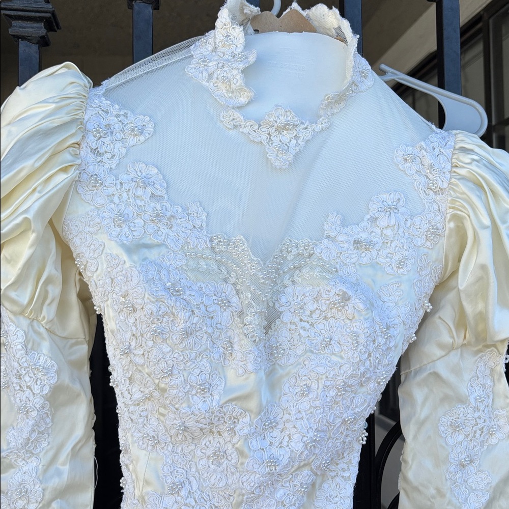 Vintage Elegant Ivory Wedding Dress with Train
size 2 - Picture 2 of 9